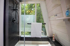 Douche, sèche-cheveux, serviettes fournies