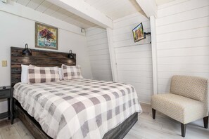 3 bedrooms, desk, free WiFi, bed sheets - Country Squire Cabin - private 180 degree mountain views! (Basye)