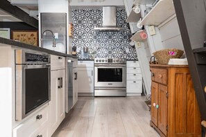 Fridge, microwave, oven, stovetop - Country Squire Cabin - private 180 degree mountain views! (Basye)