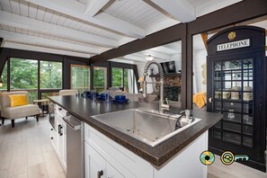 冷蔵庫、電子レンジ、オーブン、コンロ