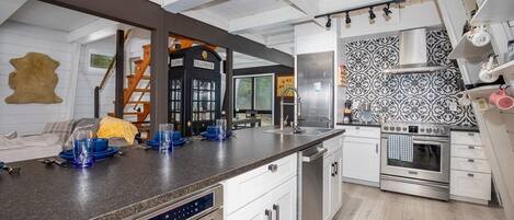 Réfrigérateur, micro-ondes, four, plaque de cuisson