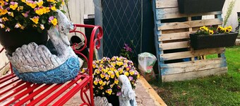 Charming entirely 2-bedroom villa close LRT&free parking with garden