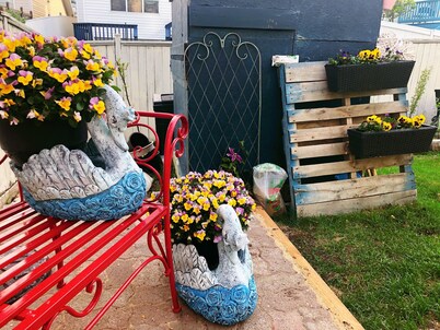 Charming entirely 2-bedroom villa close LRT&free parking with garden