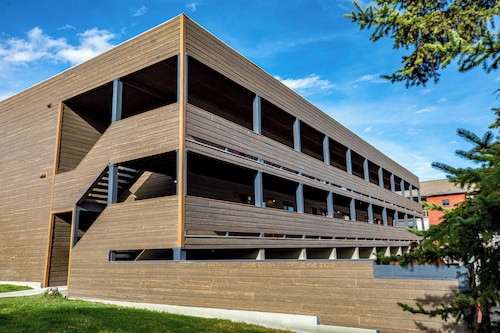 Perfectly located 2 bedroom condo - one block from downtown shops and restaurants!