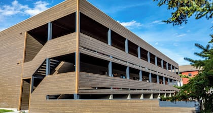 Perfectly located 2 bedroom condo - one block from downtown shops and restaurants!