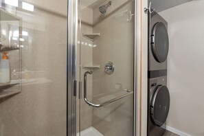Dusche, Haartrockner, Handtücher