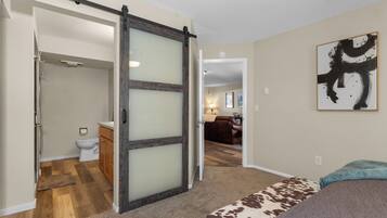 2 bedrooms, desk, iron/ironing board, travel crib