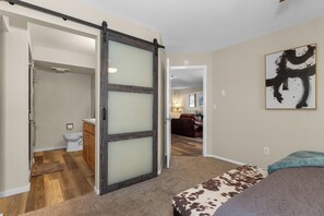 2 soverom, skrivebord, strykejern/-brett og reiseseng for barn