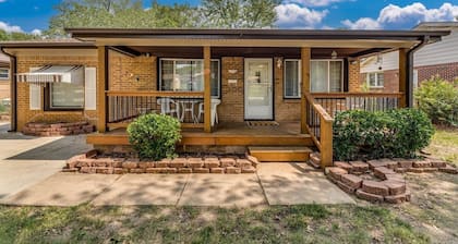 •NEW• cozy & clean Derby Bungalow!