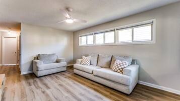 Fernseher, Tischfußball, Arbeitsbereiche