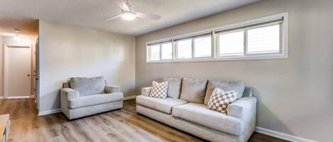 Een televisie, tafelvoetbal en een kantoor