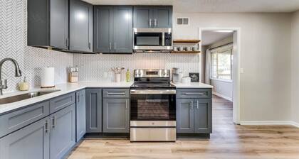 •NEW• cozy & clean Derby Bungalow!