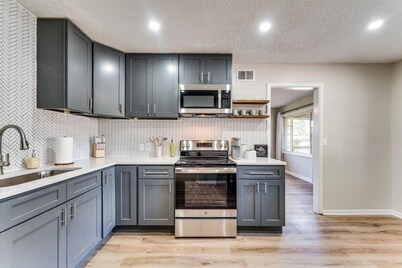 •NEW• cozy & clean Derby Bungalow!