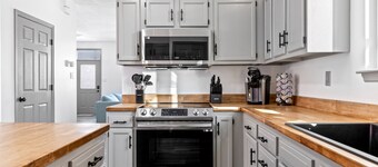 Spacious City Retreat w/ 2 Car Garage by StayLage