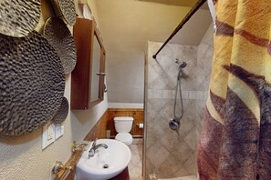 Hair dryer, towels - Charming condo with deck, parking, W/D, & walkable, central location (Provincetown)