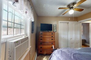 2 bedrooms, iron/ironing board, Internet, bed sheets - Charming condo with deck, parking, W/D, & walkable, central location (Provincetown)