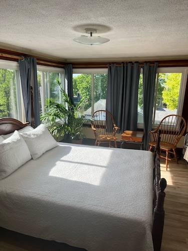 Blue Magnolia - A quiet apartment in a quaint Gloucester MA village