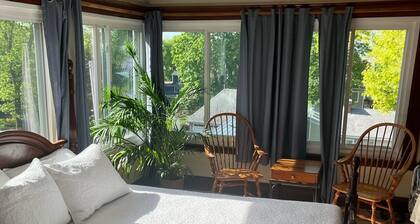 Blue Magnolia - A quiet apartment in a quaint Gloucester MA village