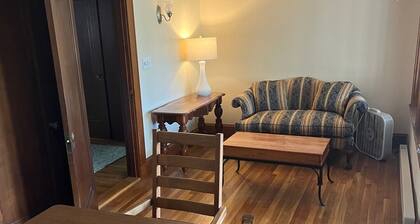 Blue Magnolia - A quiet apartment in a quaint Gloucester MA village