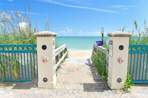 Una spiaggia nelle vicinanze