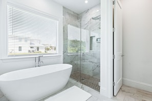 Een douche, een haardroger, handdoeken