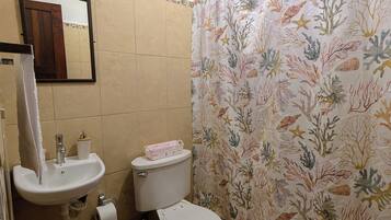 Toalhas de banho, sabonete, papel higiênico