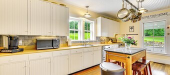 Idyllic Vermont Farmhouse: Mtn Views on 200 Acres!