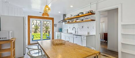 ثلاجة، ميكروويف، فرن، موقد طهي مسطح