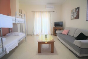 1 bedroom, iron/ironing board, WiFi, bed sheets - Perfect choice in a quiet neighbourhood at the centre of Ksamil. (Ksamil)
