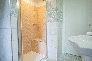 Dusche, kostenlose Toilettenartikel, Haartrockner, Bidet
