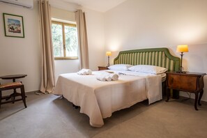 3 Schlafzimmer, Schreibtisch, Bügeleisen/Bügelbrett, Reisekinderbett