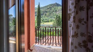 A balcony with a view of a green landscape and a hill. - Andrea and Carolina Domus (Castiglione Di Sicilia)