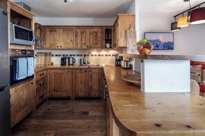 Fridge, microwave, oven, stovetop - Proche remontées + vue montagne | Chalet pour 10 (Alpe d'Huez)