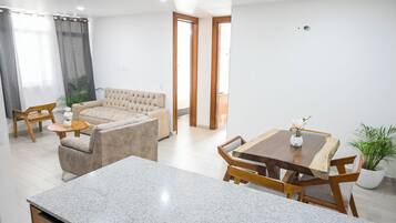 Familie suite, 2 slaapkamers, uitzicht op de stad | Privékeuken | Een koffiezetapparaat/waterkoker