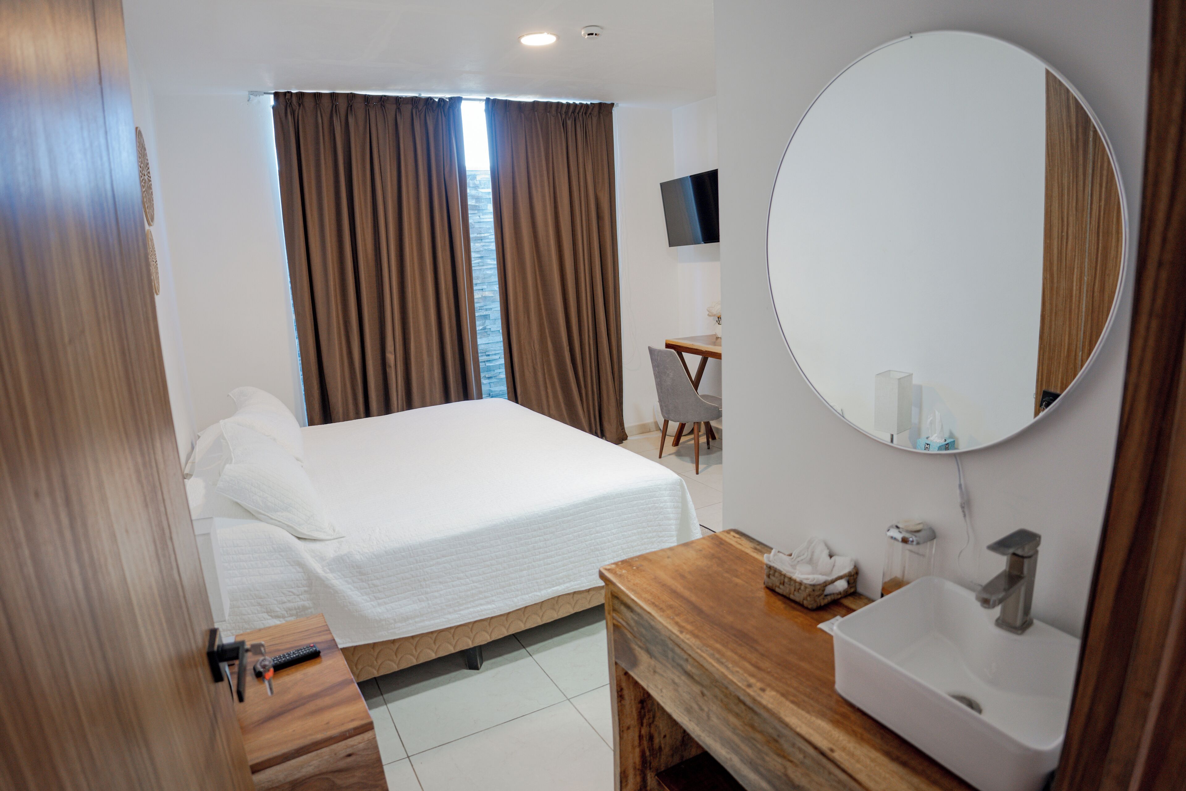 Chambre Double ou avec lits jumeaux, 1 très grand lit, vue cour intérieure | Literie de qualité supérieure, couette en duvet d'oie, surmatelas