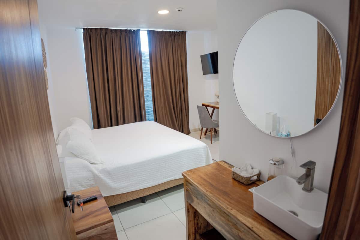 Comfort-Doppel- oder -Zweibettzimmer, 1 King-Bett, Blick auf den Innenhof | Hochwertige Bettwaren, Daunenbettdecken, Pillowtop-Betten, Schreibtisch