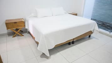 Habitación básica con 1 cama matrimonial o 2 individuales, 1 cama King size, vista al patio | Ropa de cama de alta calidad, edredón y camas con pillow-top