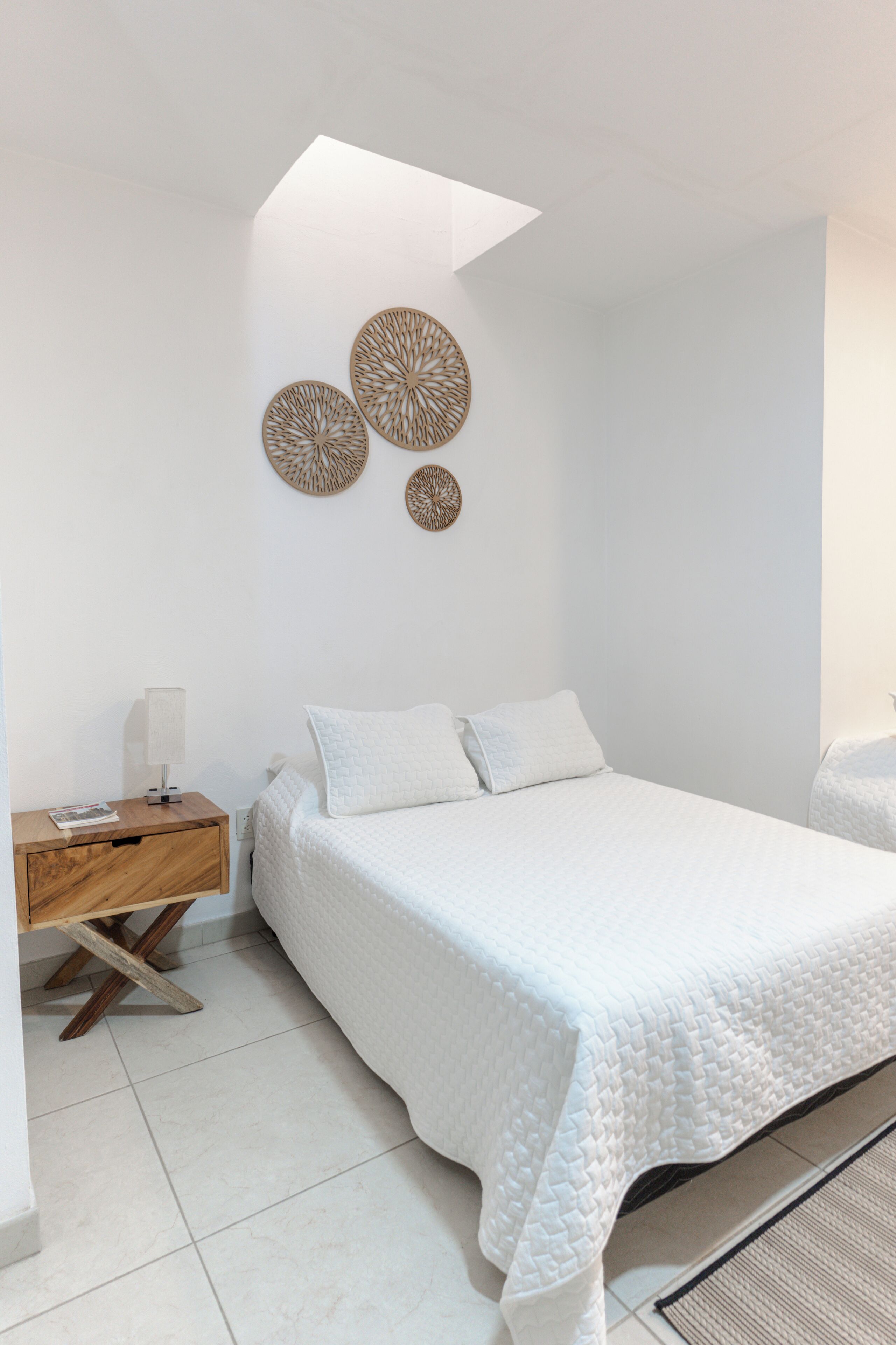 Eenvoudige kamer, 1 twee- of 2 eenpersoonsbedden, 1 kingsize bed, uitzicht op de binnenplaats | Luxe beddengoed, donsdekens, pillowtop-bedden, een bureau