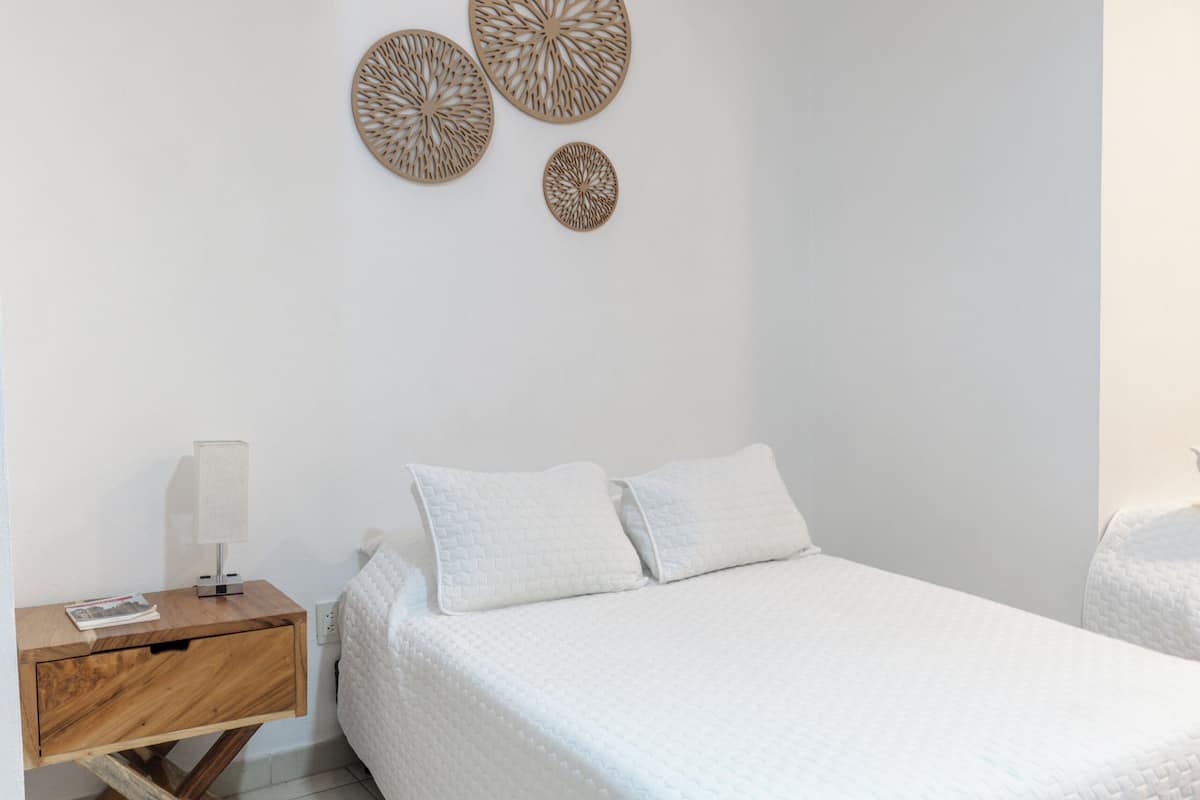 Eenvoudige kamer, 1 twee- of 2 eenpersoonsbedden, 1 kingsize bed, uitzicht op de binnenplaats | Luxe beddengoed, donsdekens, pillowtop-bedden, een bureau