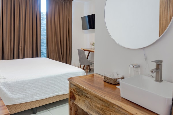 Basic Double or Twin Room, 1 King Bed, Courtyard View | Premium bedding, down comforters, pillowtop beds, desk