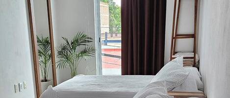 أغطية فراش متميزة وألحفة محشوة بالريش وأسرّة بطبقة علوية مريحة ومكتب