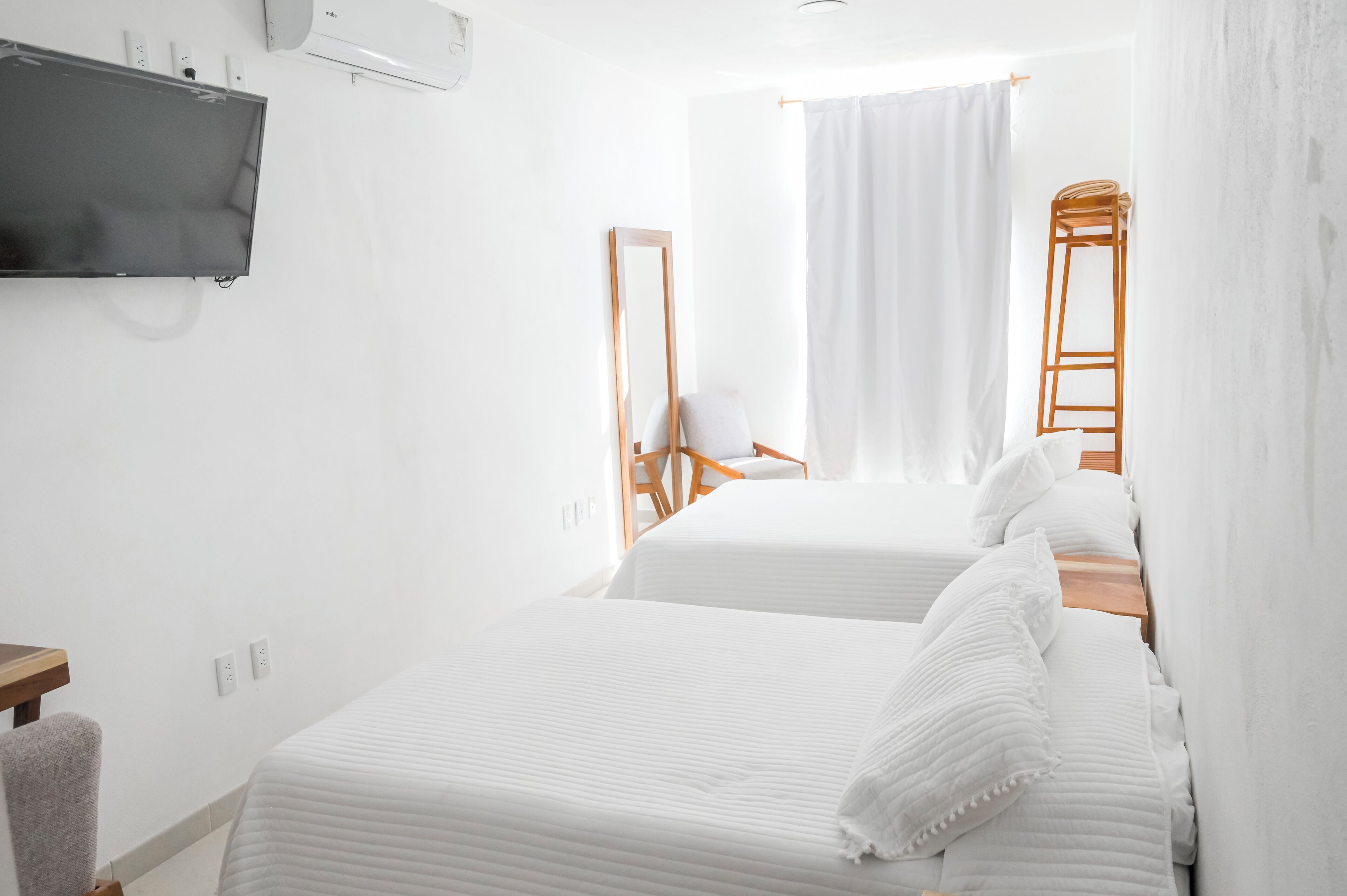 أغطية فراش متميزة وألحفة محشوة بالريش وأسرّة بطبقة علوية مريحة ومكتب