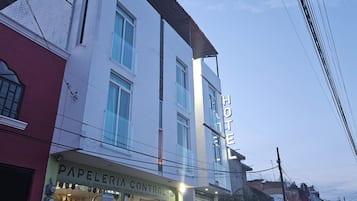 Vista frontal de la propiedad