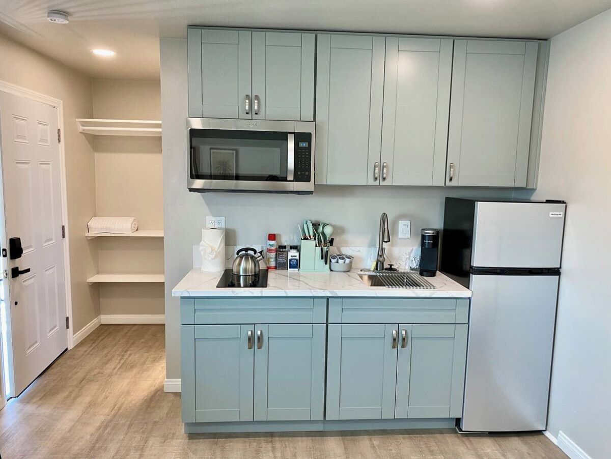 Fridge, microwave, stovetop, coffee/tea maker