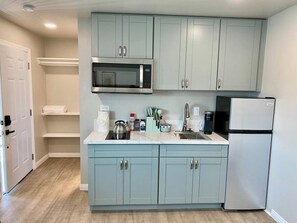 Kühlschrank, Mikrowelle, Herdplatte, Wasserkocher mit Kaffee-/Teezubehör