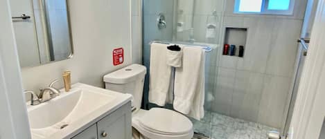 Doccia, asciugamani, sapone, shampoo