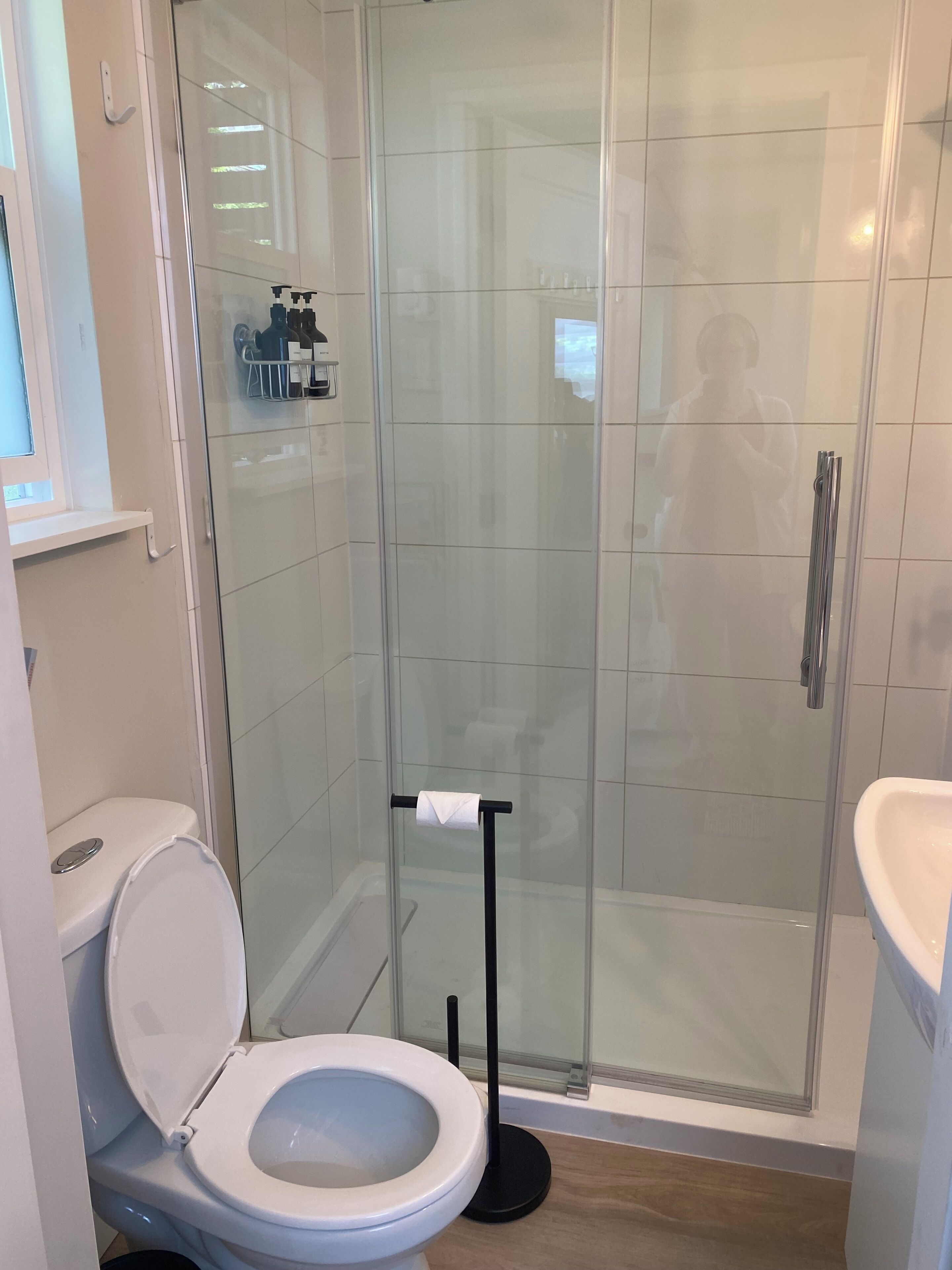 Douche, séchoir à cheveux, serviettes fournies, savon