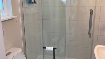 Douche, séchoir à cheveux, serviettes fournies, savon