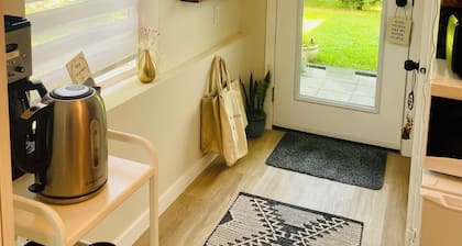 Cozy Little Nest, steps from the beach