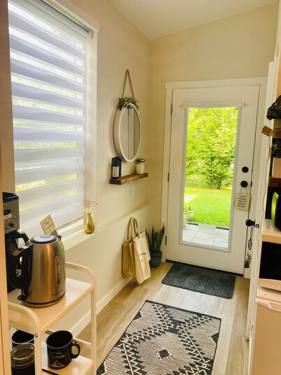 Cozy Little Nest, steps from the beach